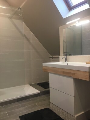 Chuveiro, produtos de toalete grátis, secador de cabelo, papel higiênico