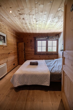 5 dormitoris, escriptori i planxa i posts de planxar 