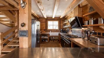 Een koelkast, een microgolfoven, een oven, een kookplaat