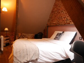 3 bedrooms, internet, bed sheets