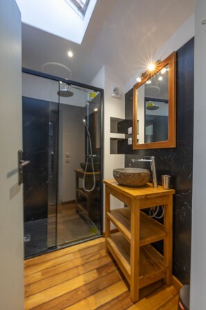 Een douche, een haardroger, handdoeken, toiletpapier