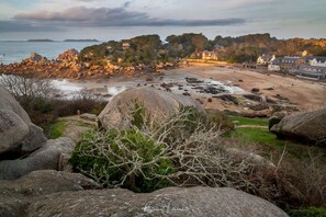 Beach nearby - Detached house in Ploumanach - 4 people - The beach at the end of the street. (Perros-Guirec)