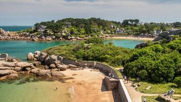 Una spiaggia nelle vicinanze