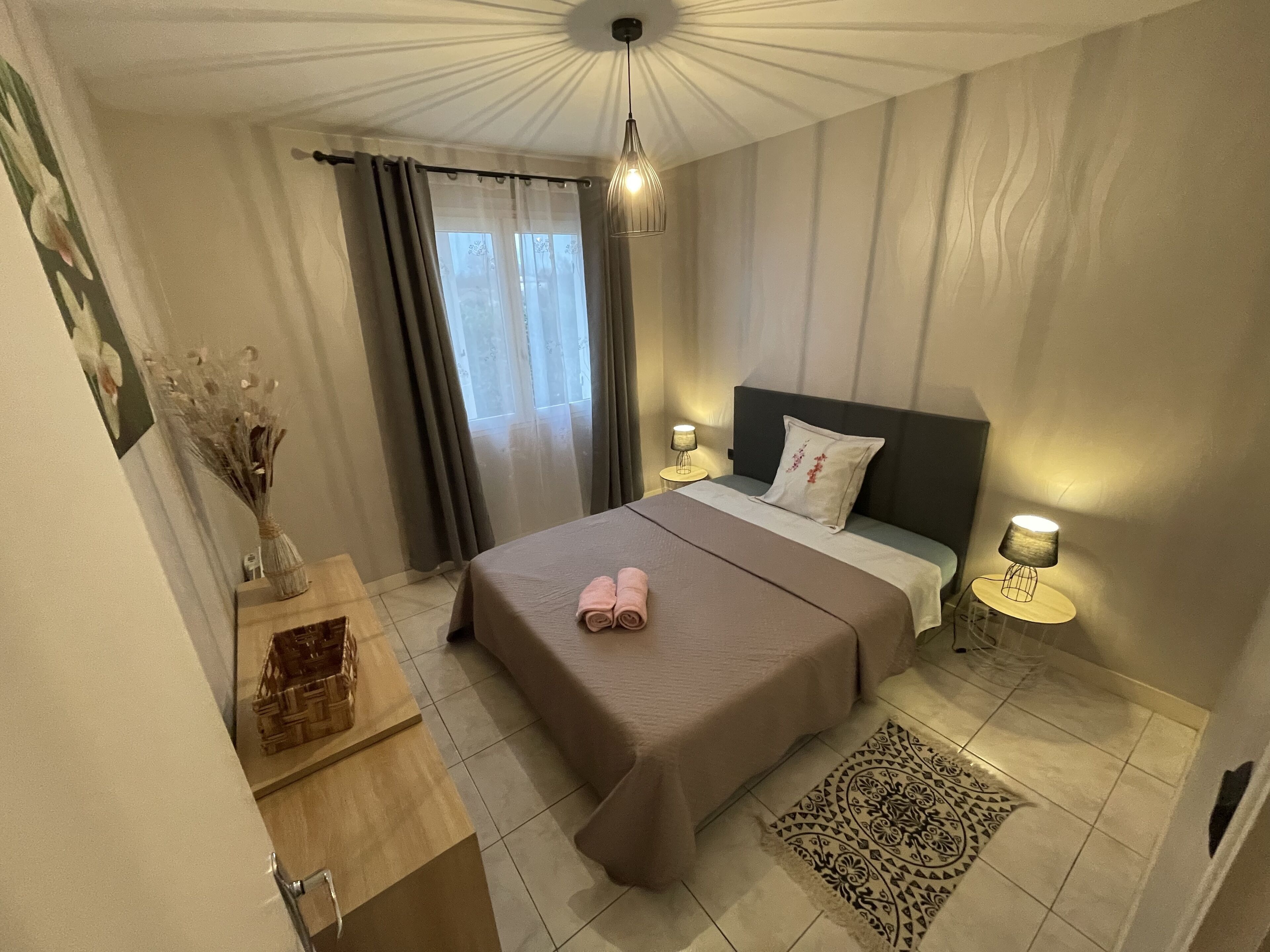 3 bedrooms, desk, iron/ironing board, travel crib