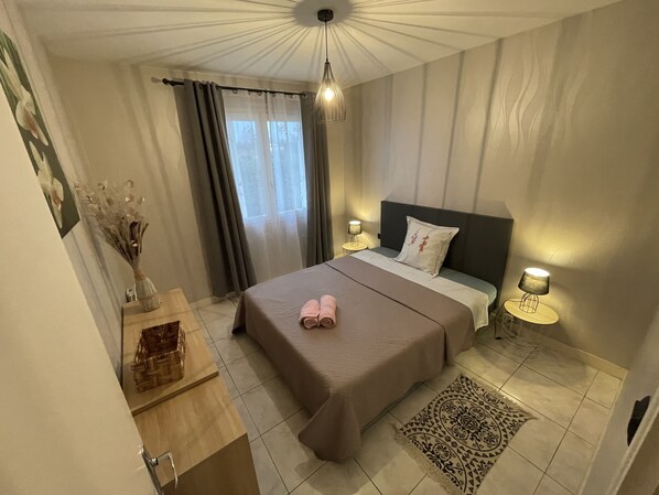 3 chambres, bureau, fer et planche à repasser, lit parapluie