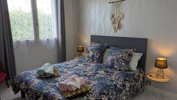 3 chambres, bureau, fer et planche à repasser, lit parapluie