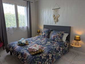 3 makuuhuonetta, työpöytä, silitysrauta/-lauta, vauvan matkasänky