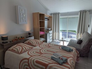 3 bedrooms, desk, iron/ironing board, travel crib - GITE OF MERONNE IN CHARENTE (Vindelle)