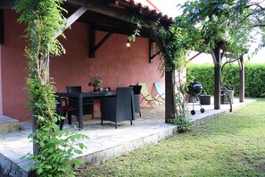 Outdoor dining - GITE OF MERONNE IN CHARENTE (Vindelle)