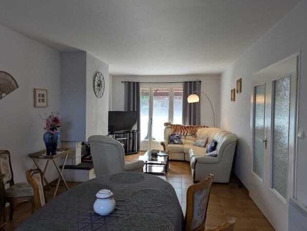 Televisio, takka, videopelikonsoli, DVD-soitin