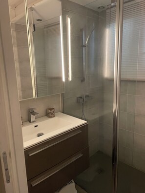 Badkar, hårtork, handdukar och toalettpapper