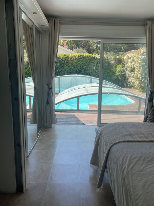 4 bedrooms, iron/ironing board, free WiFi, bed sheets