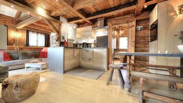 Télévision, cheminée, lecteur de DVD, chaßne hi-fi