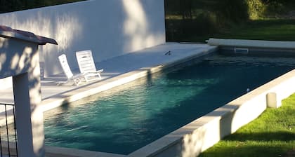 Fabelhaft: Haus, Garten mit Sonne + Schatten, groĂes Schwimmbad, in der NĂ€he des Dorfes!
