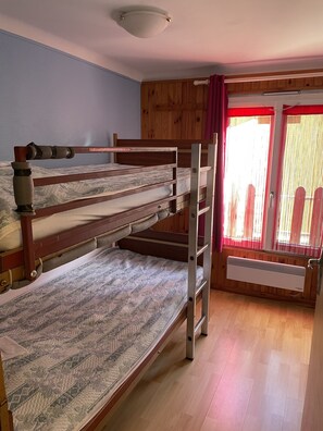 2 habitaciones, tabla de planchar con plancha y cuna de viaje