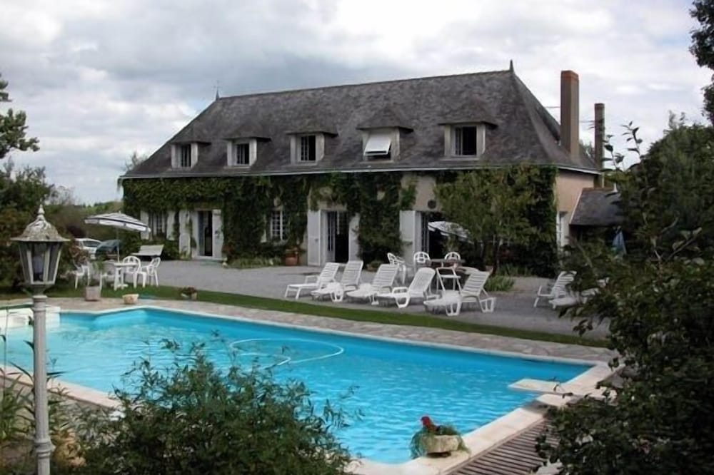 PRESTIGIOUS COTTAGE WITH HEATED POOL, POOL TABLE AND GAMES ROOM