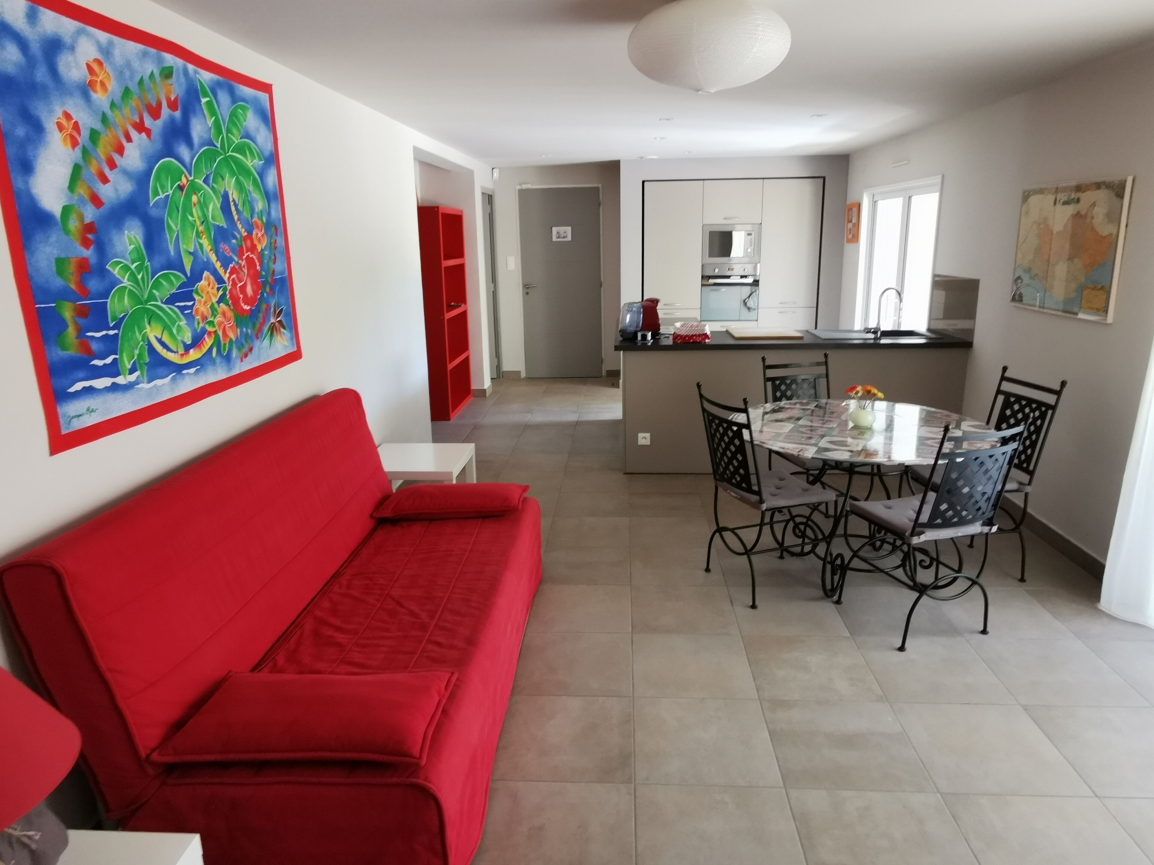 Apartment on the ground floor renovated, 2 steps from the sea.