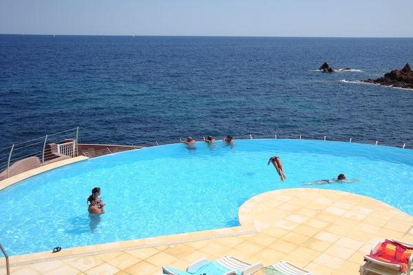 Piscine à débordement
(Chauffée d'avril à fin octobre)