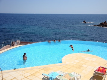 Piscine à débordement
(Chauffée d'avril à fin octobre)