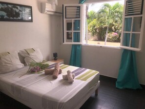 4 bedrooms, iron/ironing board, WiFi, bed sheets