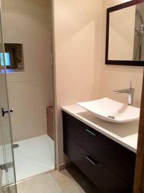 Shower, hair dryer, towels - Near Monbazillac charming gîte 3ha park heated swimming pool barn (Bouniagues)