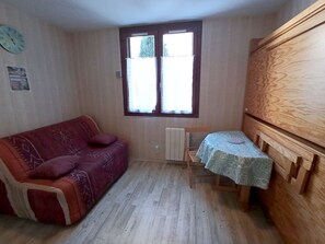 Fernseher, DVD-Player, Bücher