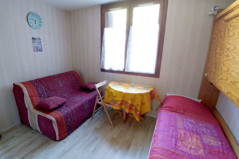 Single storey studio near mountain and town center