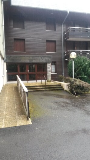 Property grounds - 2** (2024) single-storey studio near mountains and town center (Mont-Dore)