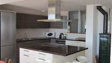 Coffee/tea maker, fridge, microwave, oven