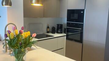Refrigerador, microondas, horno, placa de cocina