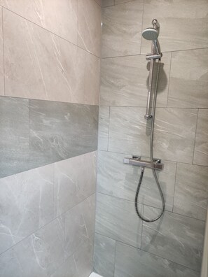 Douche, séchoir à cheveux, serviettes fournies, savon