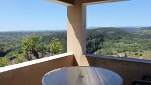 A balcony with a view of a green landscape and distant mountains. - Furnished tourist accommodation 3 * south ardèche with shared pool (Rosières)