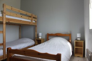 2 chambres, bureau, fer et planche Ă repasser, lit parapluie