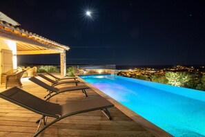Una piscina al aire libre, una piscina infinita
