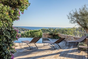 Terrace/patio - VILLA SOLEIL D'OR GOLFE DE ST TROPEZ4*, swimming pool at 29° all year round, 180° view (Cavalaire-sur-Mer)