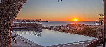 VILLA SOLEIL D'OR GOLFE DE ST TROPEZ , piscine à 29 ° toute l'année, vue à 180 °