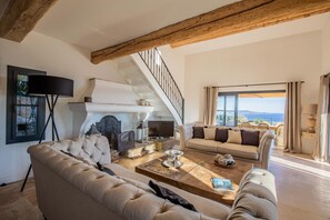 Smart-TV, Kamin, DVD-Player, Tischtennisplatte