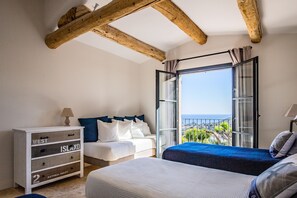 4 habitaciones, escritorio y tabla de planchar con plancha