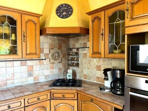 Fridge, microwave, oven, stovetop - Villa with private pool, quiet and not overlooked near Avignon (Althen-Des-Paluds)