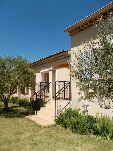 Villa with private pool, quiet and not overlooked near Avignon