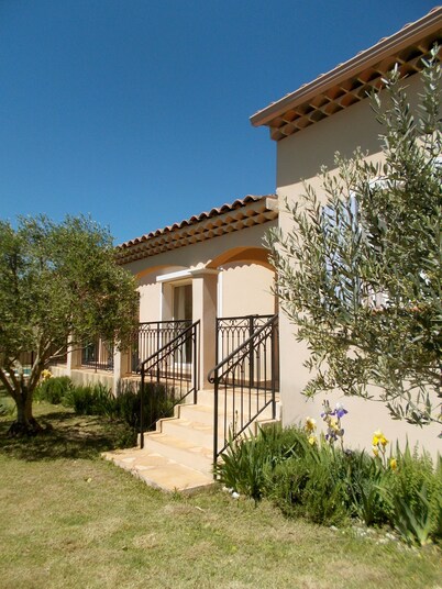 Villa with private pool, quiet and not overlooked near Avignon
