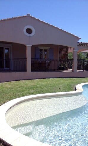 Terrace/patio - Villa with private pool, quiet and not overlooked near Avignon (Althen-Des-Paluds)