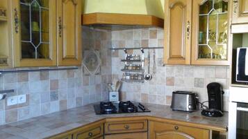 Een koelkast, een magnetron, een oven, een kookplaat