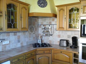 Refrigerador, microondas, horno, placa de cocina