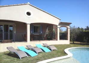 Property grounds - Villa with private pool, quiet and not overlooked near Avignon (Althen-Des-Paluds)