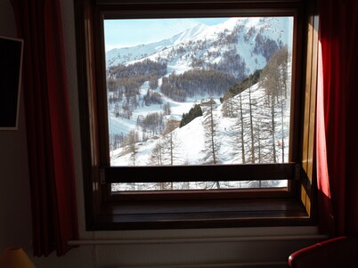 Bright 4-person wifi Internet studio at the foot of the slopes and shops