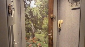 A narrow hallway with a door leading to a garden view. - holidays in GERARDMER 100m from the lake (Gérardmer)