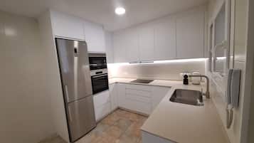 Frigorífico, microondas, horno y placa de cocina