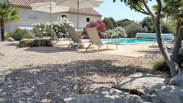 Een buitenzwembad en een verwarmd zwembad