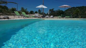 Een buitenzwembad en een verwarmd zwembad